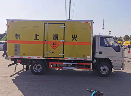 阜沙镇爆破器材运输车工人安全操作规范与智能技术保障